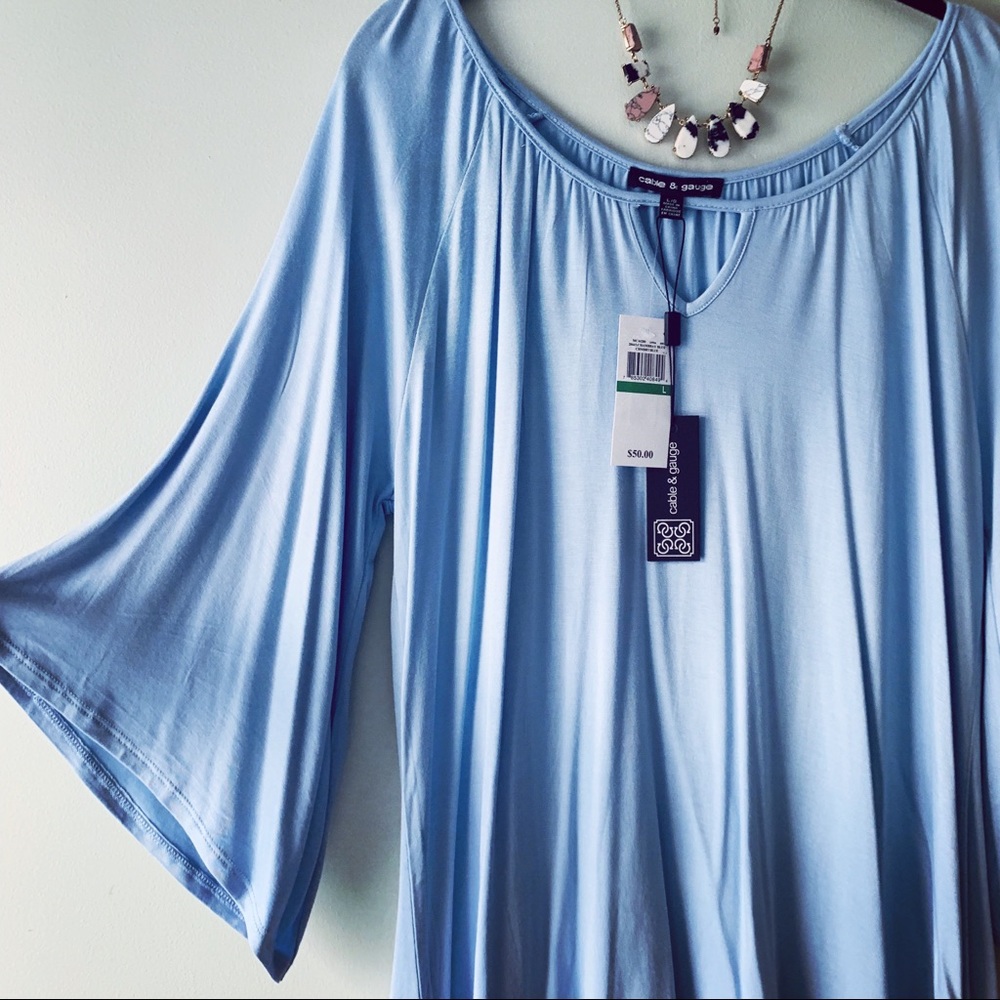 NWT🌻Cable and Gauge keyhole top w/ elbow sleeves